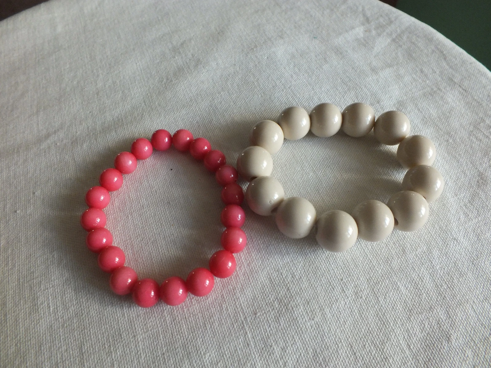 OFF WHITE Bellissimo Bracciale Elastico Set 2 Perline Plastica Rosa Off Bianco 5 8 7 3 8" CARINO