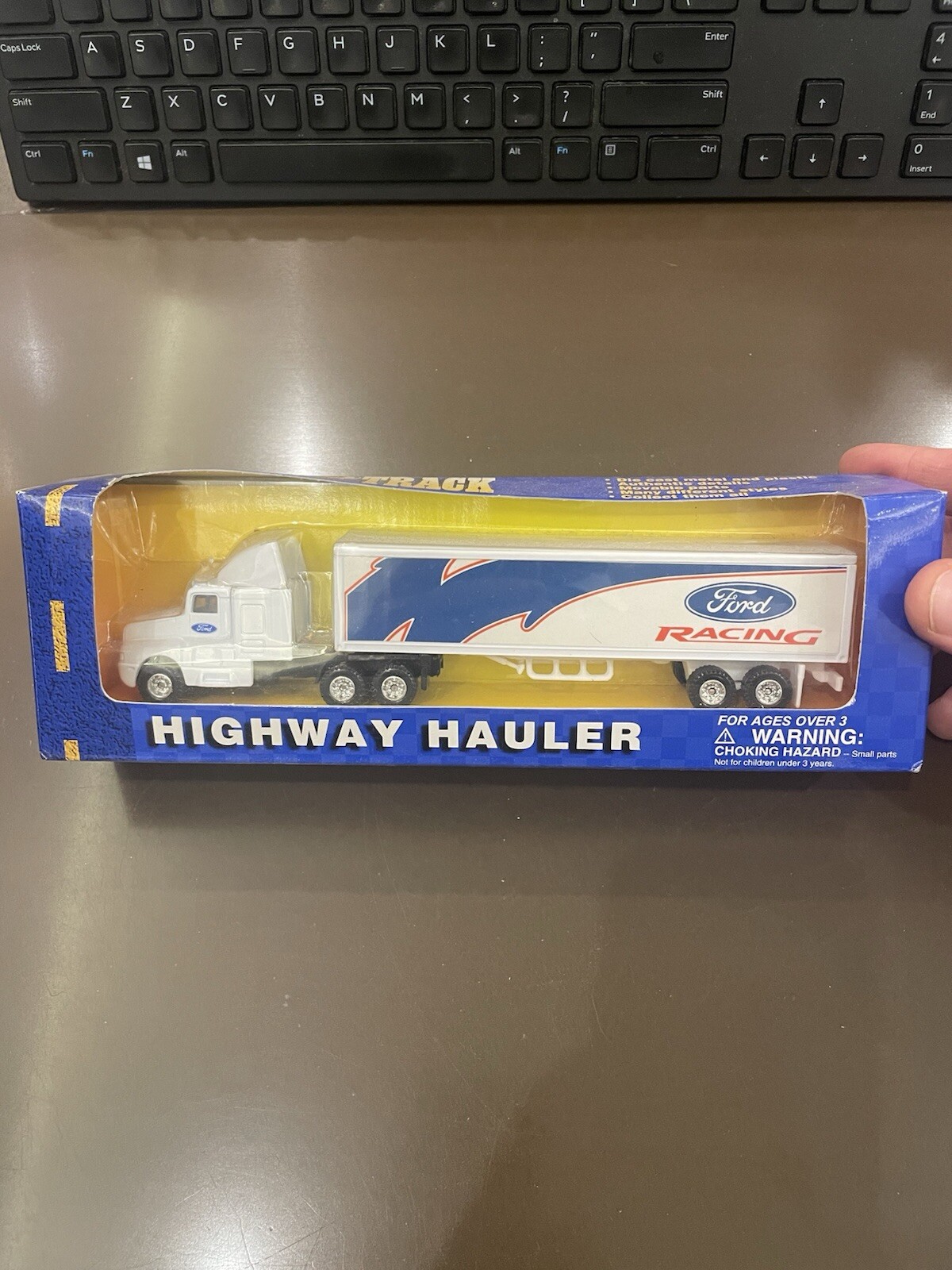 Maisto International #11021W Road & Track Highway Hauler - Ford Racing NIB