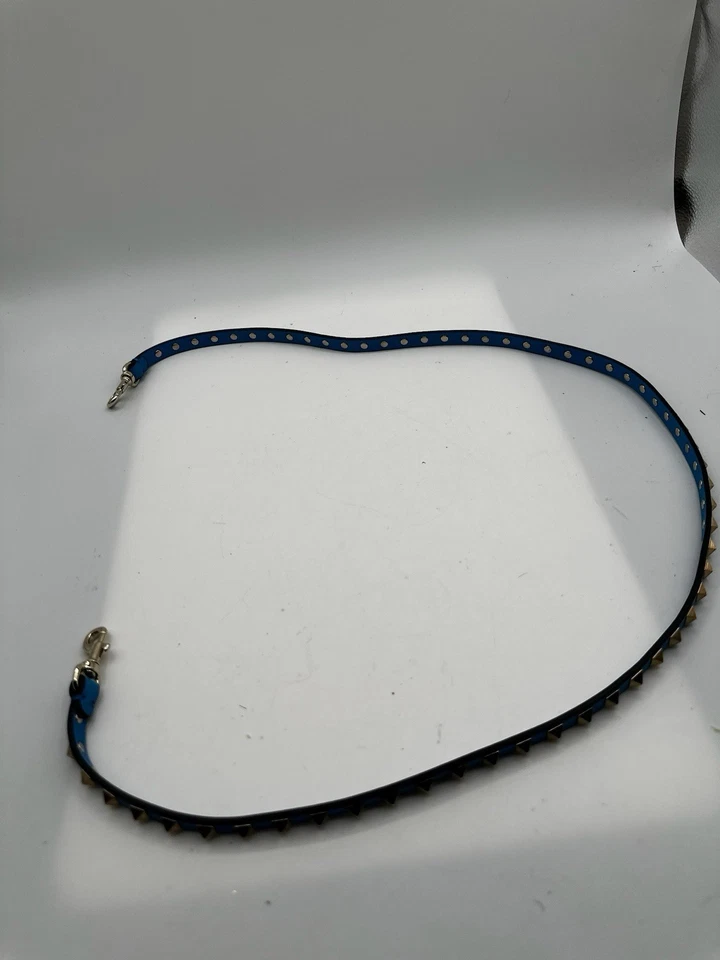 CORREA DE REPUESTO VALENTINO GARAVANI CUERO AZUL TACHONADO Foto 3 de 4