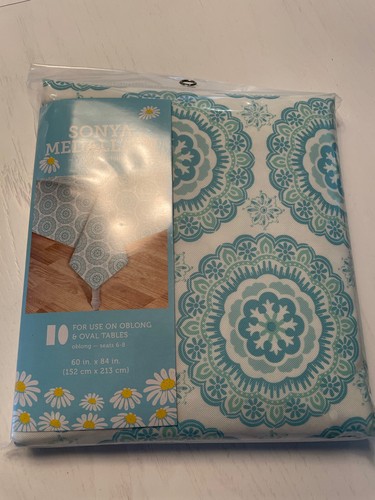 NIP Blue White Sonya Medallion Vinyl Tablecloth  60in. x 84in New Seating 6-8 - Afbeelding 1 van 5