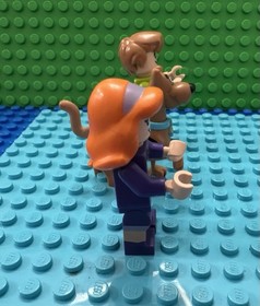 Lego Mini Figures Daphne Blake, Scooby Doo, And Shaggy W Seaweed