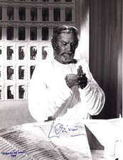 LAURENCE OLIVIER - PHOTOGRAPH SIGNED