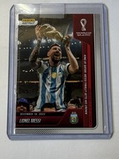 Copa del Mundo Qatar 2022 Panini Instantáneo 118 Leo Messi Argentina gana con trofeo