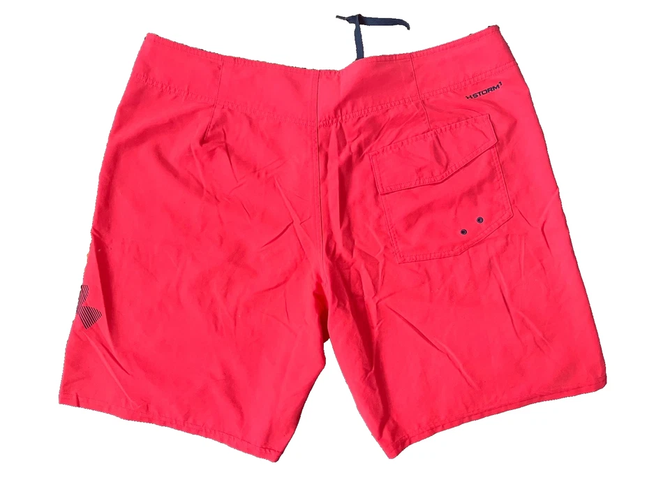 Kurze Hose / Shorts - UNDER ARMOUR - heat gear - Gr. W 42 - 52 (106 cm) - rot - Bild 2 von 4