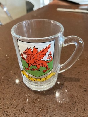Vintage Mini Glaskrug, Wales Souvenir, roter Drache auf grün/weißem Wappen 7cm