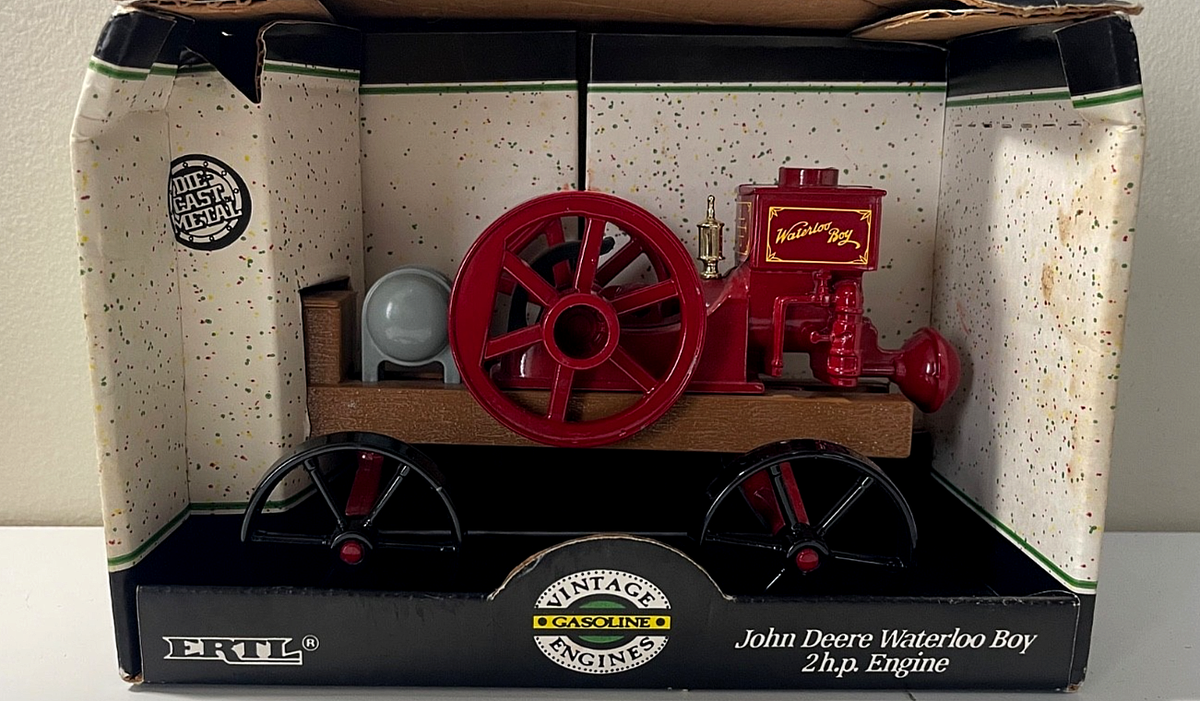 VTG Ertl John Deer Waterloo Boy Classic Engine 1/8 Scale w/Box