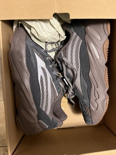 Size 5 - adidas Yeezy Boost 700 V2 Mauve - Picture 3 of 7