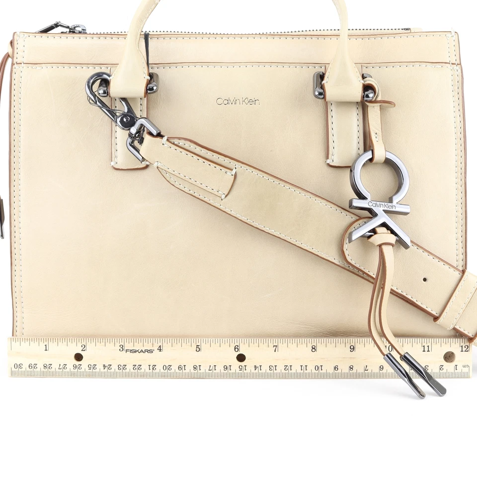 Cartera de cuero de gamuza Calvin Klein Brynn $298, tostada/marrón Foto 3 de 4