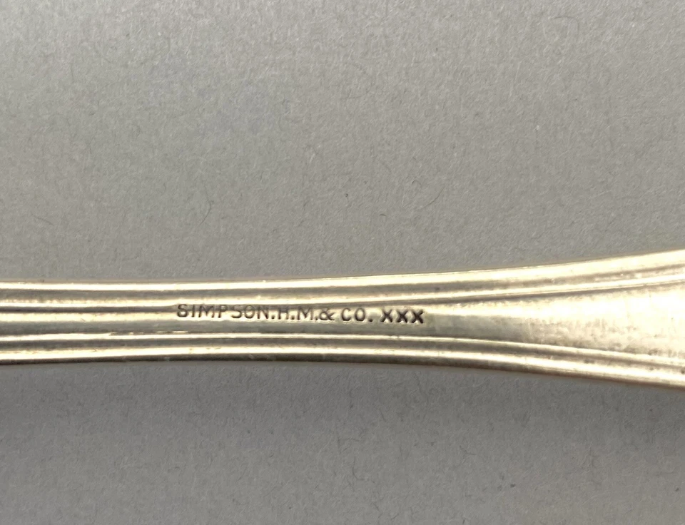 Un encendido mixto de ocho cucharas de mesa chapadas en plata en el patrón Medallón, Foto 4 de 4