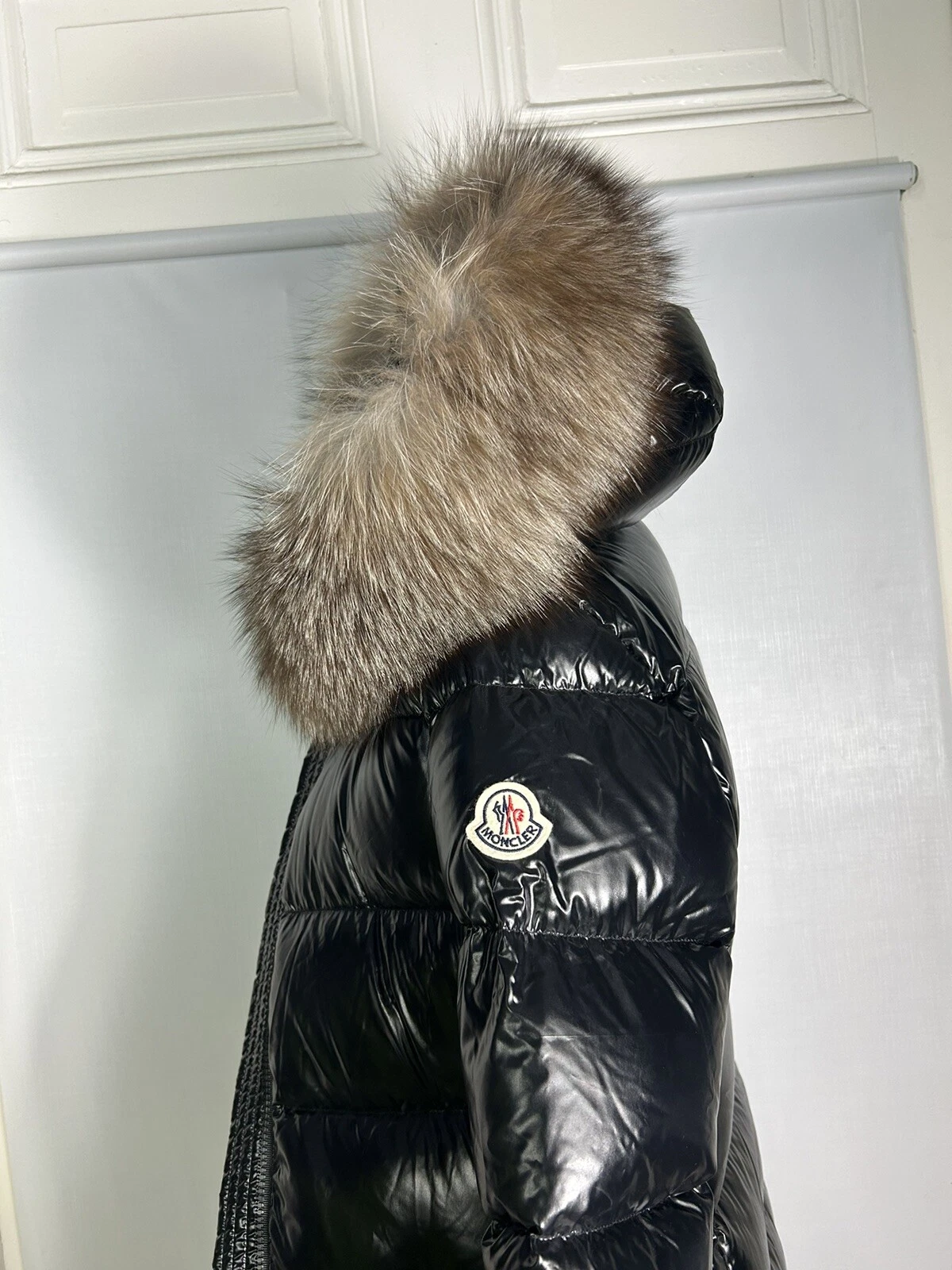 Moncler Moka cappotto imbottito aderente lucido con cappuccio 00