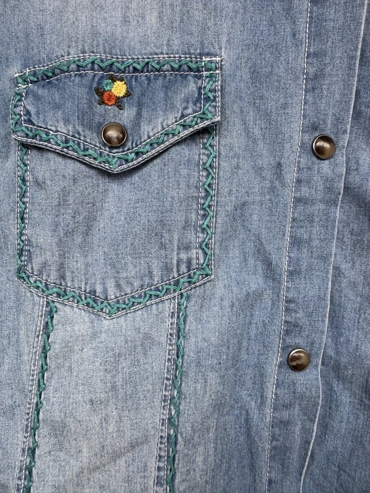 Маленькая джинсовая рубашка Tasha Polizzi Westerncore богемное цветочная вышивка жемчуг застежка - Изображение 4 из 4