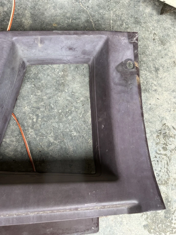 81-88 蒙特卡罗内部后上帆四分之一窗面板一对-MAROON — 第 4/4 张图片