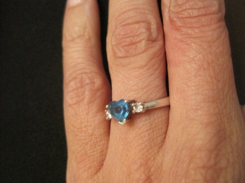 925 Sterling Silver Blue and White CZ Heart Ring Size 7.5 ~ Weighs 2.50 Grams - Bild 3 von 7
