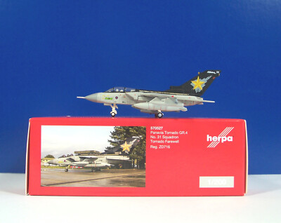 Herpa WINGS 1:200 - 570527 Panavia Tornado GR.4 ''Goldstars''- Tornado Farewell