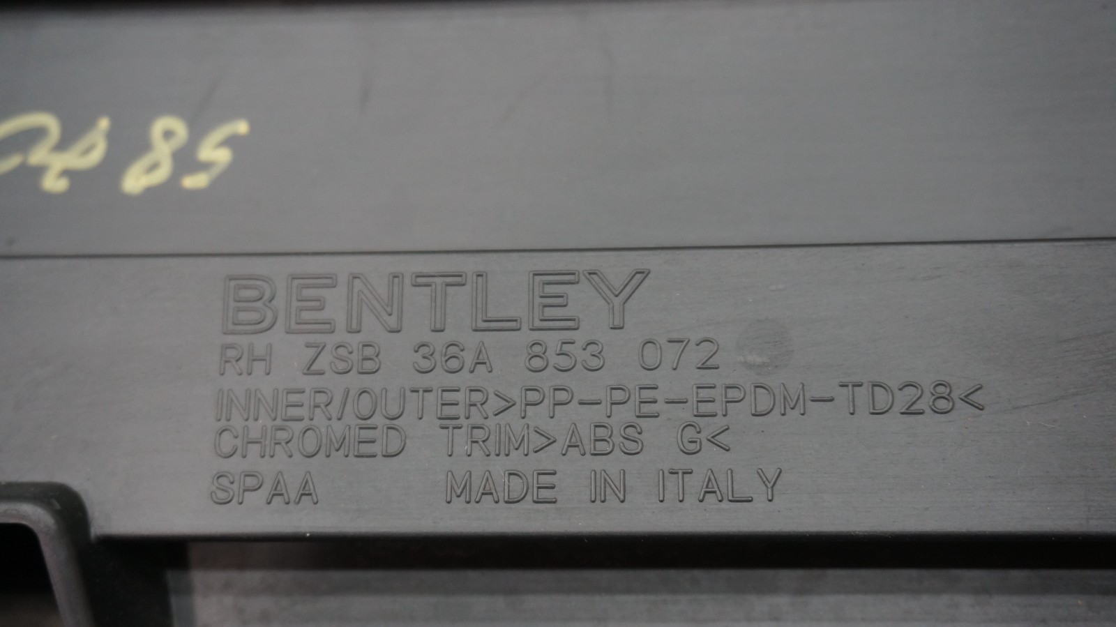 Bentley Bentayga 2016-2020 Front Right Trim molding