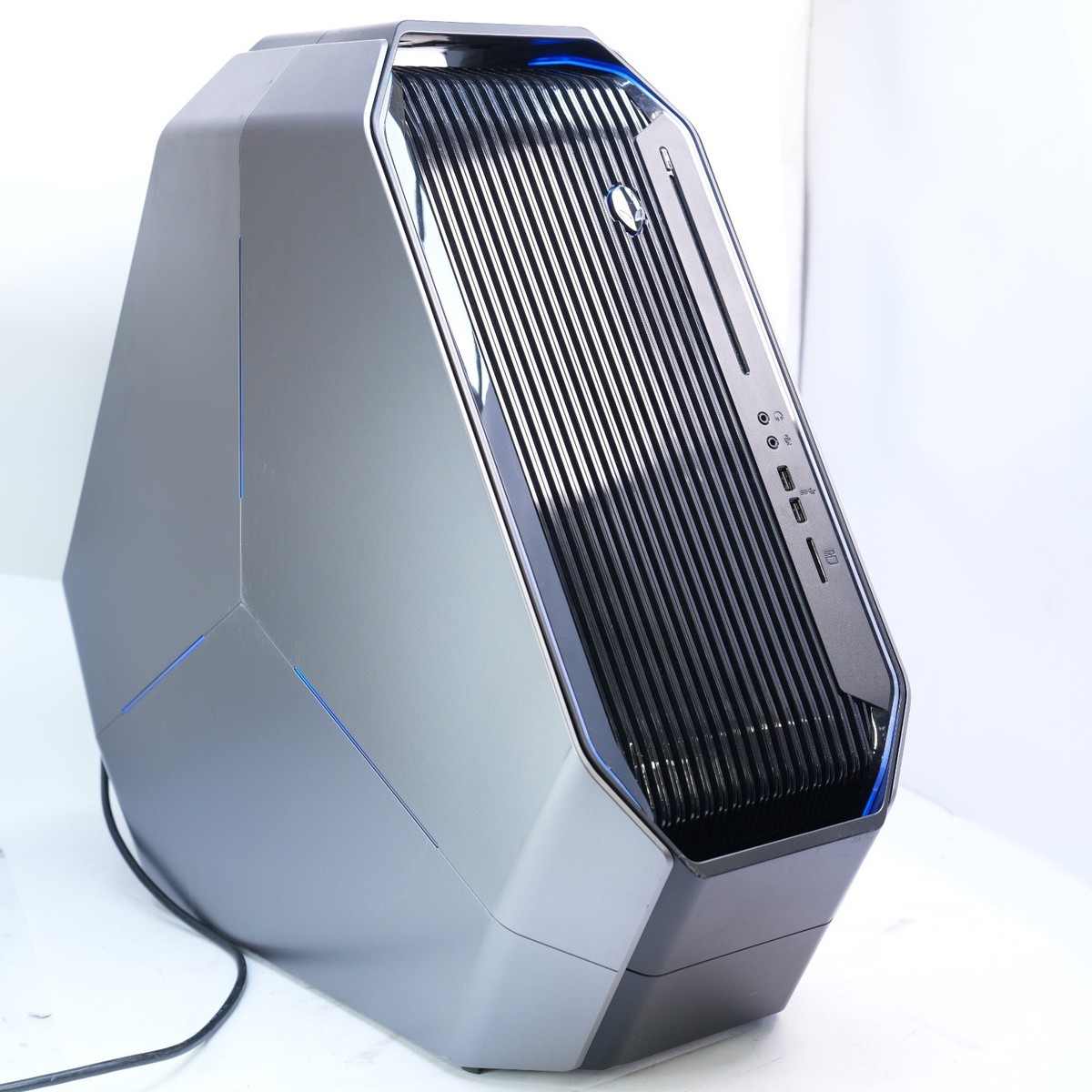 Alienware Area-51 R2 Intel core i7-6800K 3.4 GHz 32GB ram 1TB SSD