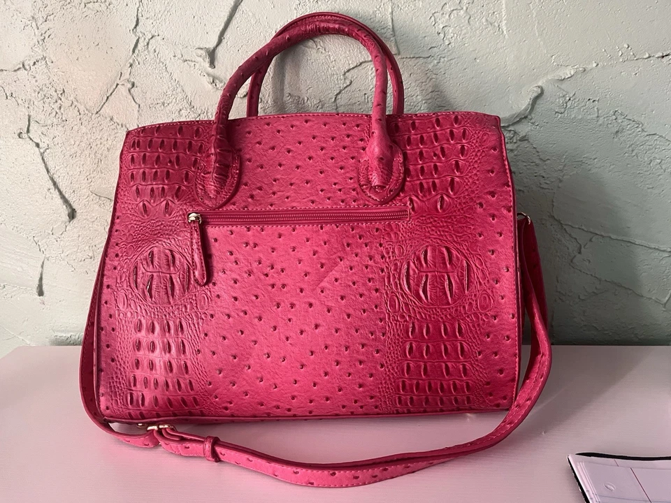Beautiful Fushia Handbag 15x 12. Excellent Condition Gold Hardware With Lock - Image 2 of 4