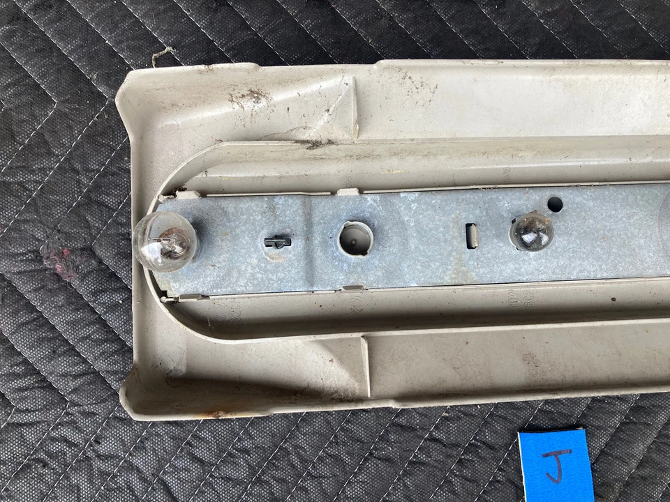 BMW E30 318i 325i 1982-1994 soporte bombilla trasera panel maletero 1368825 #2247M Foto 2 de 4