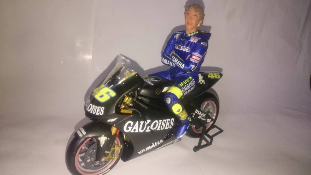 Pma Minichamps 1/12 Yamaha Yzr-M1 2004 Motogp Pre-Season Test No46 With V. Rossi