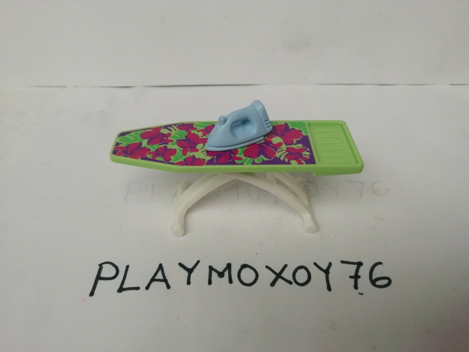 PLAYMOBIL. PLAYMOXOY76 STORE. FINDERHOUSE LAUNDRY IRONING BOARD.-image