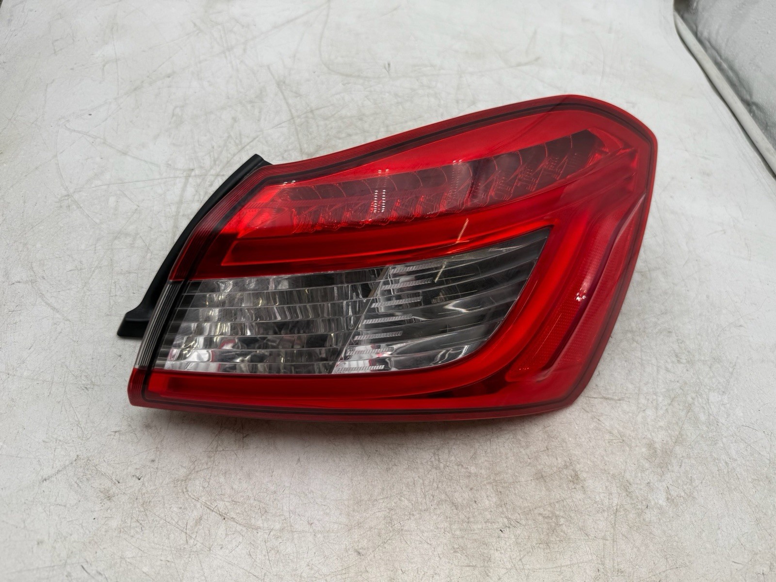 2014-2019 MASERATI GHIBLI RIGHT PASSENGER REAR OUTER TAILLIGHT OEM 45k
