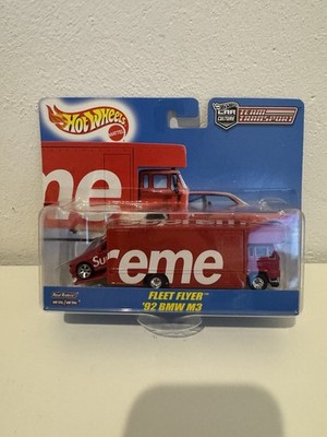 Supreme x Hot Wheels Team Transport Fleet Flyer und 1992 BMW M3 Rot (NEU & OVP)