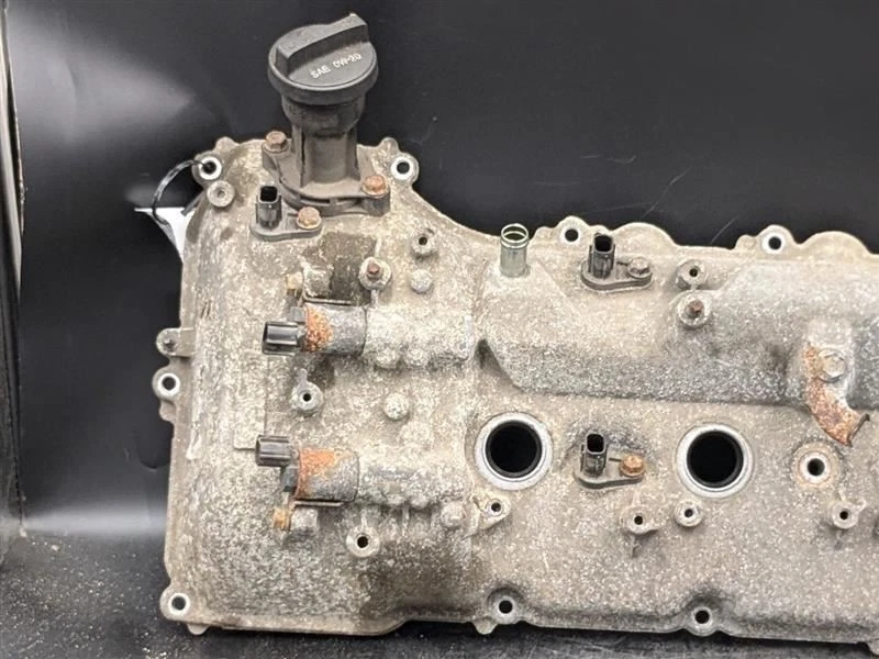 Cubierta de válvula del lado del conductor izquierdo Toyota Tundra 2012 5,7 L Foto 2 de 4