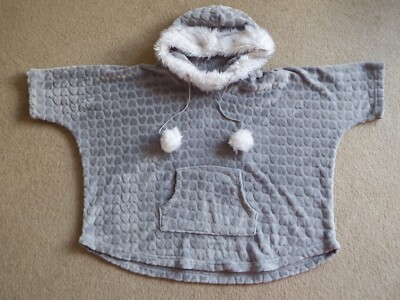 Grauer Herz Poncho S/M Fledermaus Flügel 3/4 Arm Fleece Kapuze Bommeln kuschelig warm 