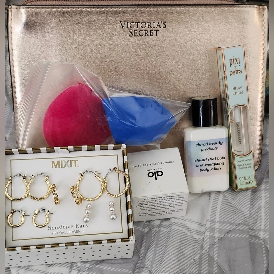 Paquete de muñecas de maquillaje doradas metálicas Victoria's Secret Foto 2 de 4