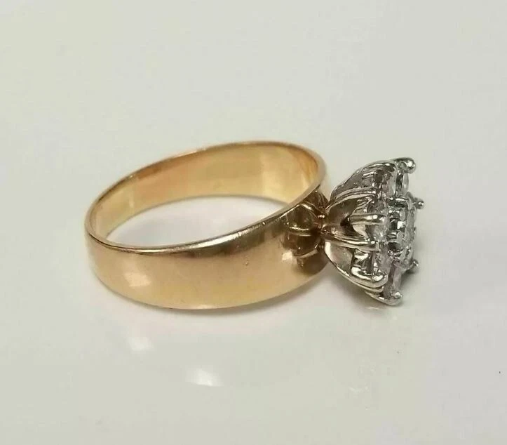 Anillo de compromiso con racimo de diamantes creado en laboratorio de corte redondo de 1 quilate enchapado en oro amarillo de 14 K Foto 4 de 4
