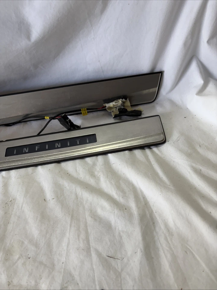 Infiniti M37 M56 Q70 2011 juego delantero alféizar de puerta placa de desgaste conjunto iluminación usado Foto 4 de 4