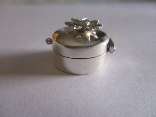 Sterling Silver pill box Round Small size 925 silver flower on top for style - Picture 3 of 4
