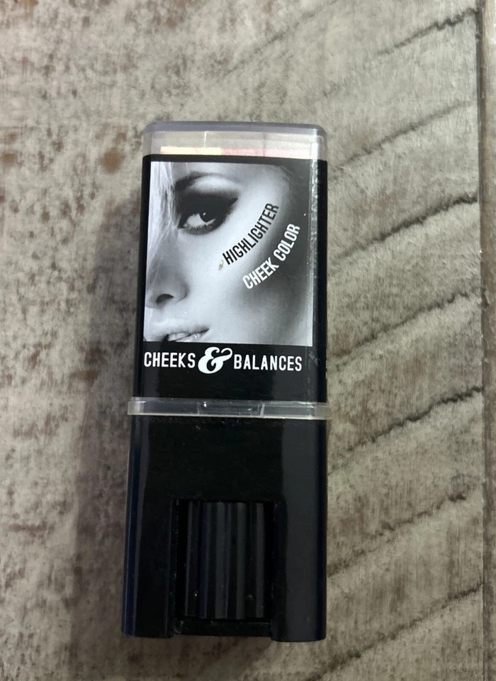 Duo de mejillas y equilibrios Hard Candy iluminador y contorno de mejillas rosa descarado #767 Foto 2 de 4