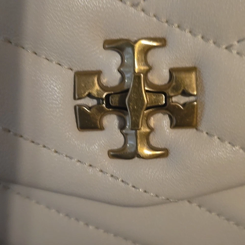Bolso de Hombro Tory Burch Mini Kira Chevron Cuero Crema Foto 2 de 4