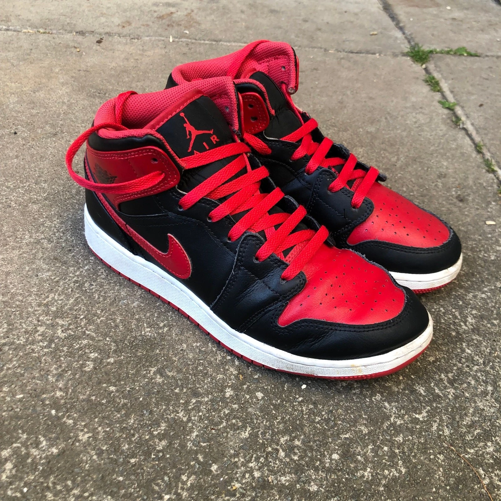 Scarpe da ginnastica Nike Air Jordan 1 Mid Alternate Bred rosse nere