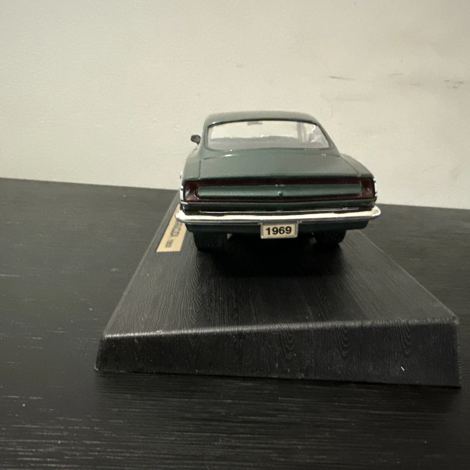 Road Legends 1969 Plymouth Barracuda 383 1:18 verde con rayas #92178 Foto 2 de 4