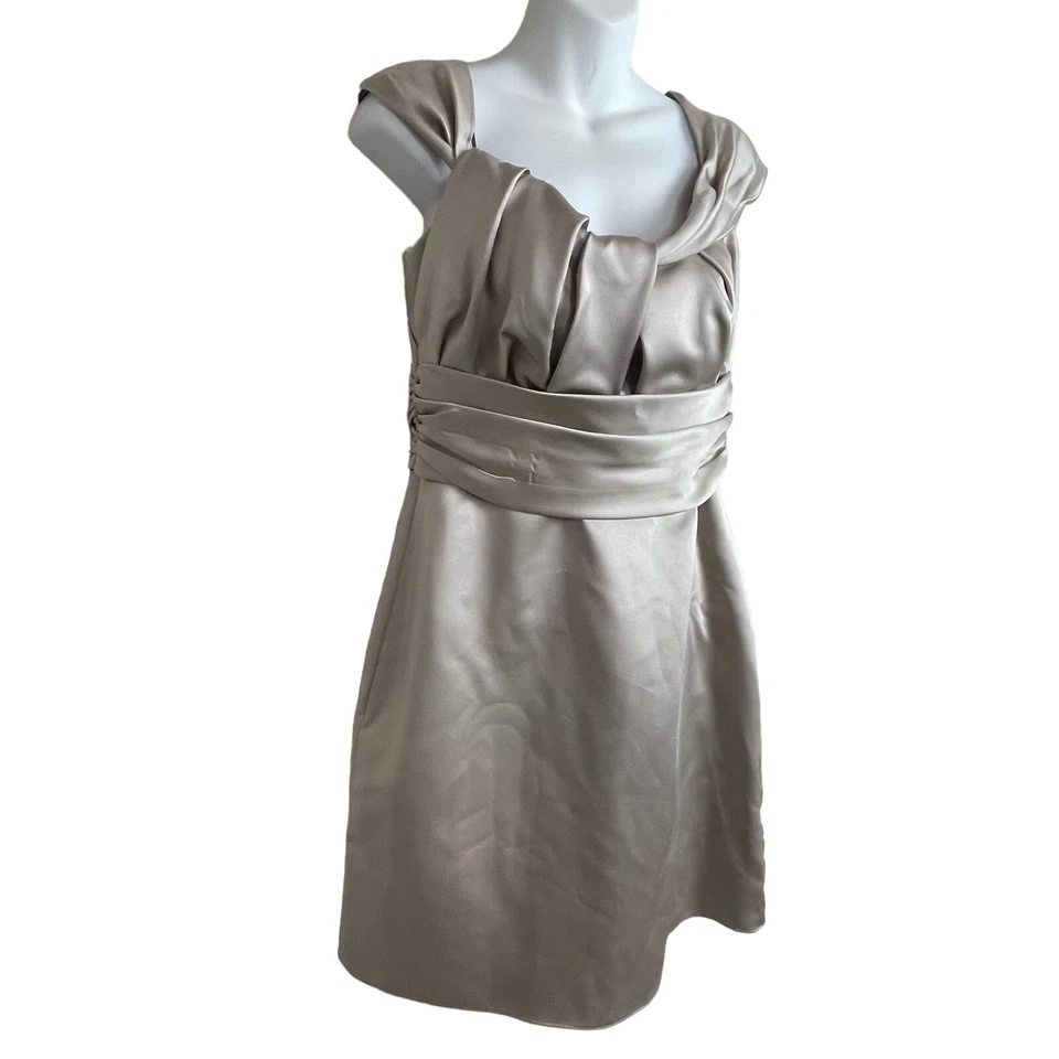 Vestido corto Jim Hjelm Ocasiones Satén Champagne Largo Conocido Talla 12 Dama de honor Foto 2 de 4