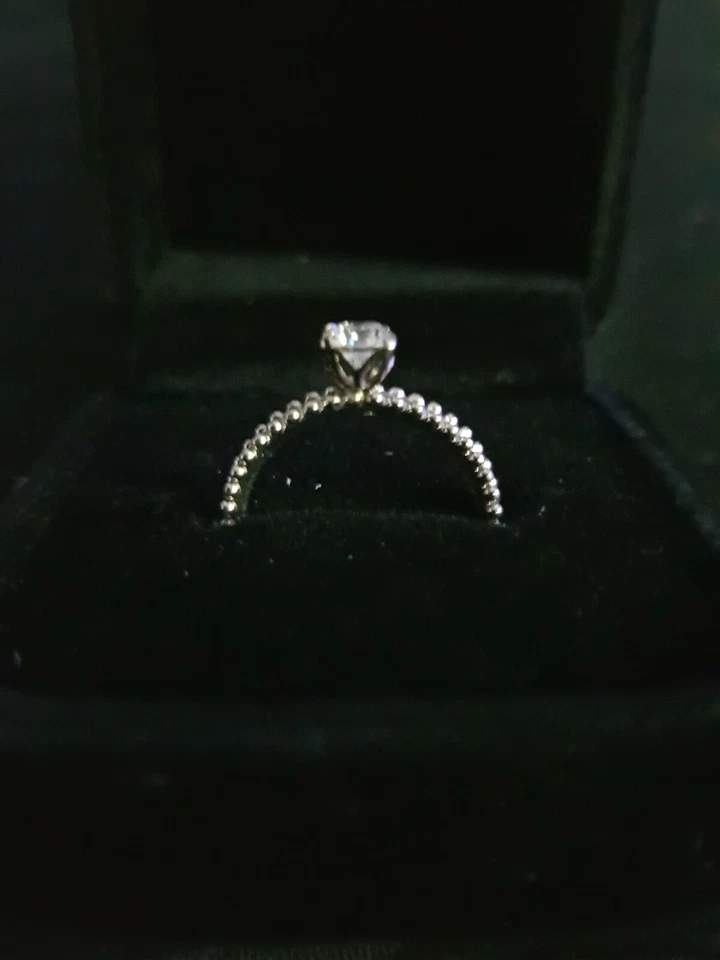 Anillo de diamantes naturales de platino Estelle Perlee color E VVS2 Van Cleef & Arpels Foto 2 de 4