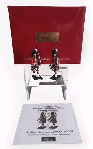 BRITAINS 48007 1st Btn. QUEENS OWN CAMERON HIGHLANDERS (79th) ESCORT COLOURS MIB