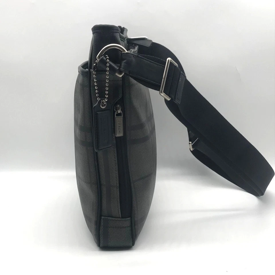 Bolso Mensajero Coach Tattersall PVC Negro y Gris F71061 Foto 4 de 4
