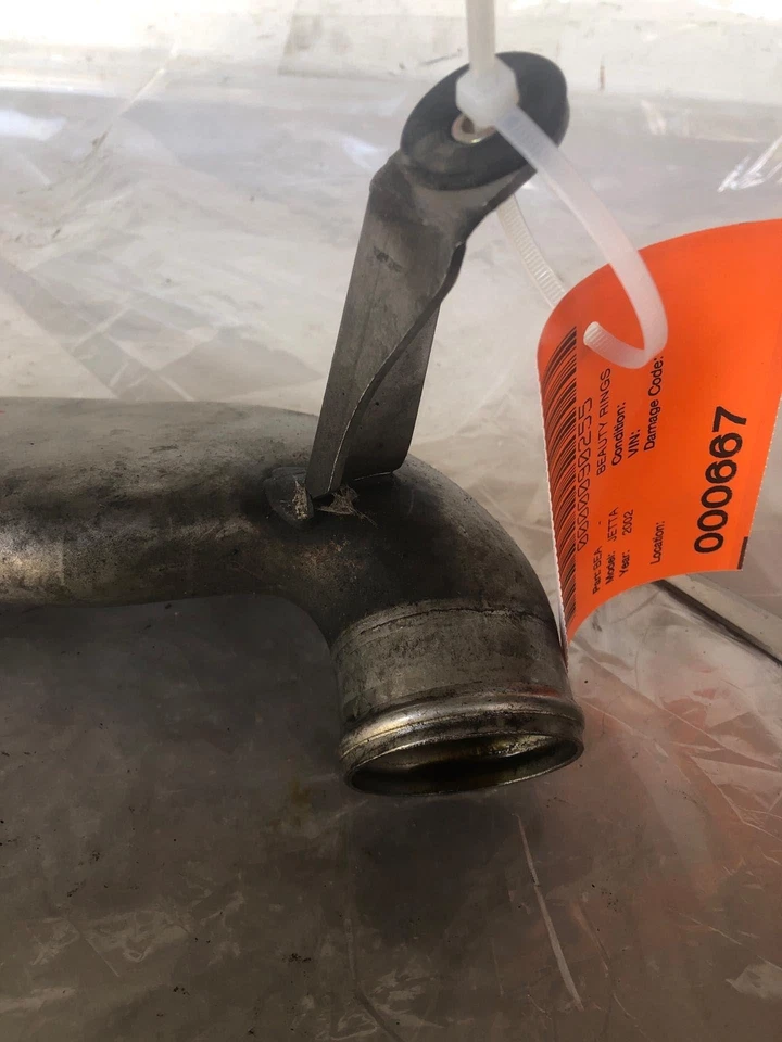 Tubo de línea de presión intercooler inferior Volkswagen Jetta GLS 2002 1,8 L FABRICANTE DE EQUIPOS ORIGINALES Foto 2 de 4