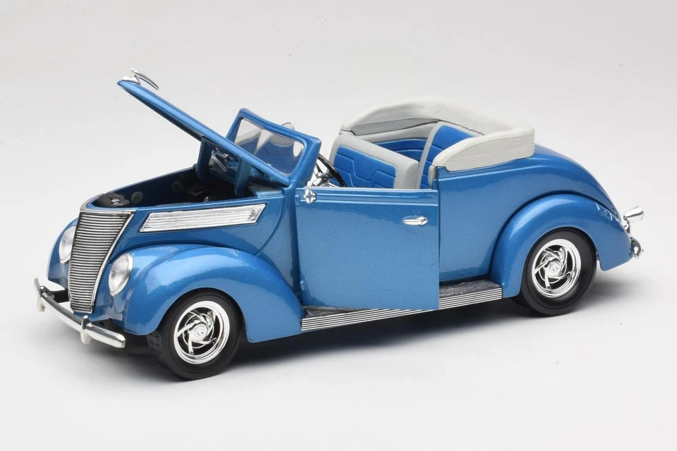 92238 Ford Convertible Blue Road Signature 1:18 - Immagine 2 di 4