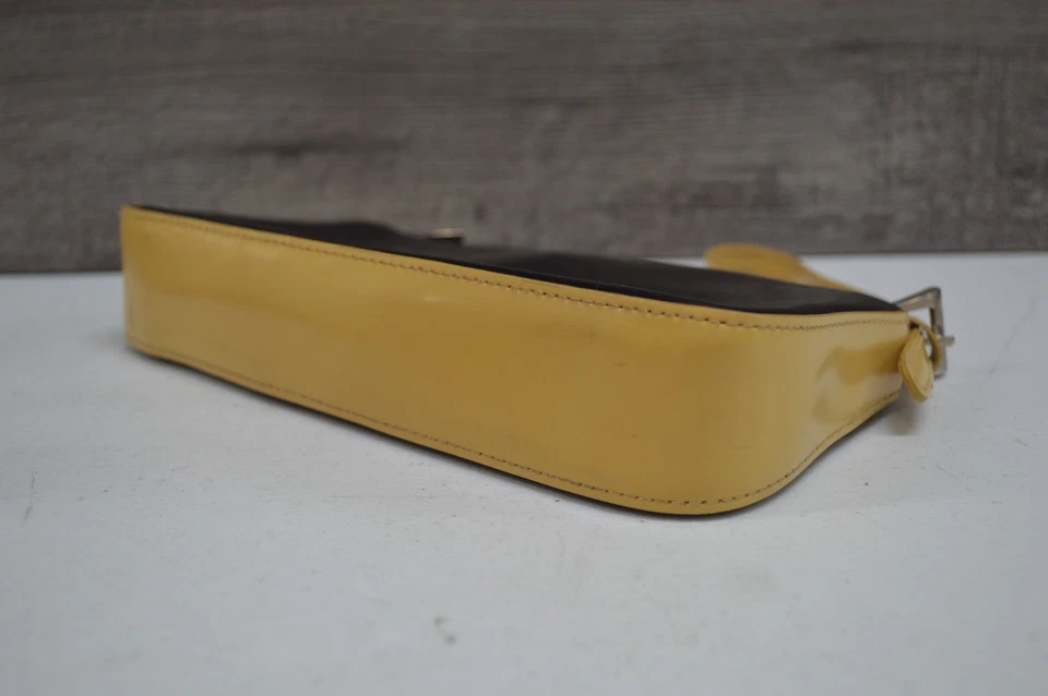 Bolso de hombro vintage de charol negro con ribete amarillo pequeña baguette Foto 3 de 4