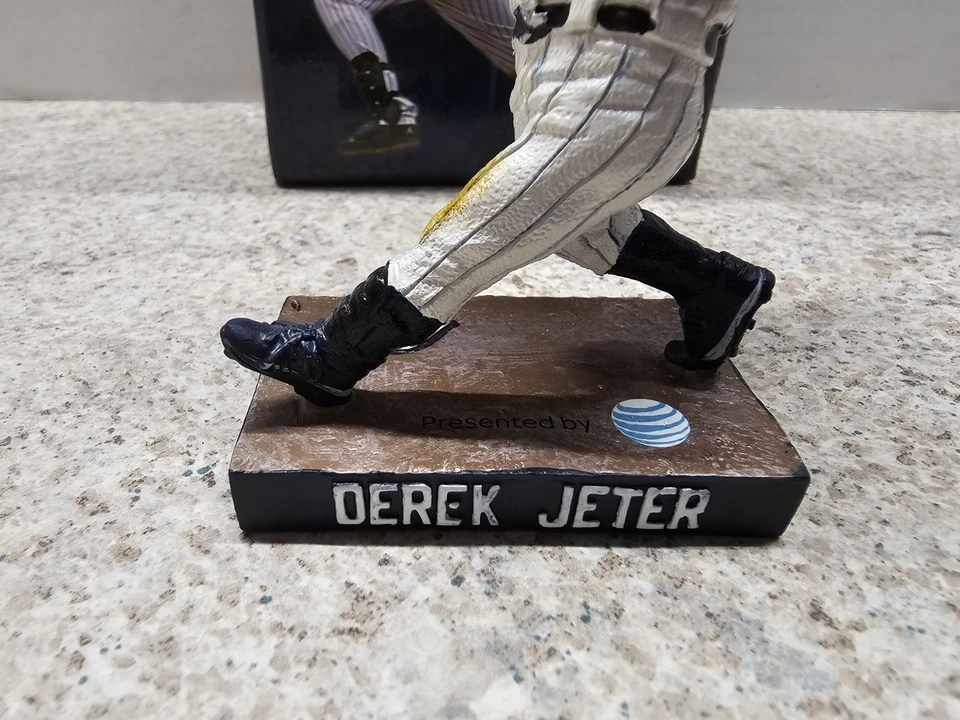 Derek Jeter New York Yankees MLB 2013 SGA Bobblehead NIB - Image 3 of 4