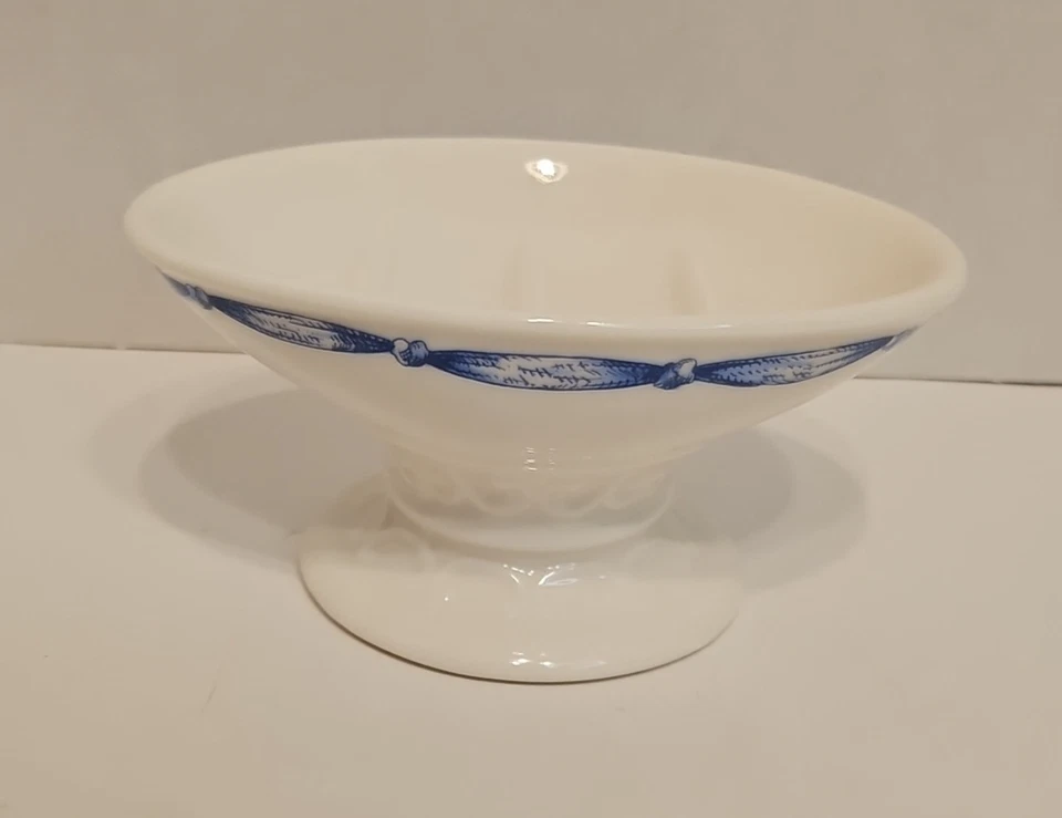Jabonera Martha Stewart barra ovalada borde azul/pedestal festoneado elevado Foto 2 de 4