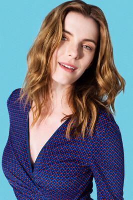 Betty Gilpin Celebrity Cinema Actress Idol Wall Art Home Decor - POSTER 20x30