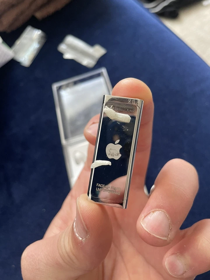 Apple iPod shuffle 3rd Generation Stainless Steel (4GB) - Image 2 of 4