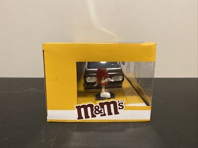 Jada 1:24 Red M&M's Figure & 1965 Ford Econoline Delivery Van