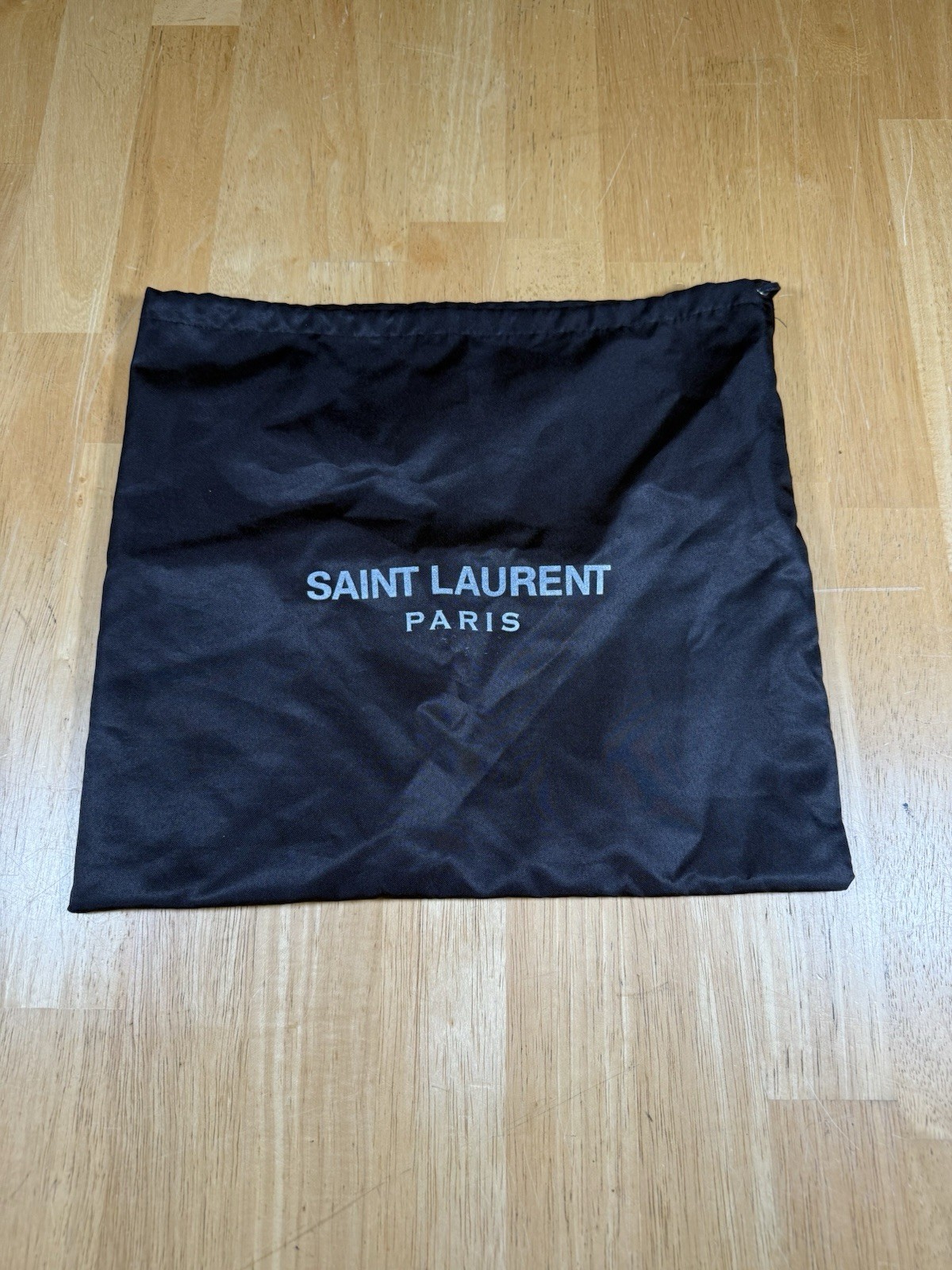 Saint Laurent Sacchetto antipolvere foderato in tessuto nero 13 75" x 12 25" con coulisse di design