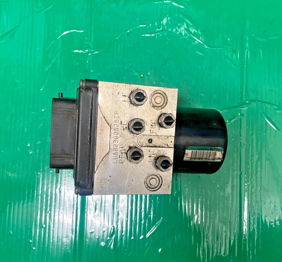 2007 - 2010 Chevy Silverado 1500 Sierra & GMC Yukon ABS Module & Pump 25802684 - Image 2 of 3